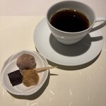 ラ メゾン ヒトトキ - 食後のお飲み物(コーヒー、紅茶、ハーブティー) 、プティフール(ドーナツ、わらび餅、ブラウニー)