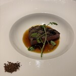 ラ メゾン ヒトトキ - 国産牛フィレ肉のステーキ(宮崎県) 　醤油と生姜のソース、黒胡麻