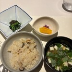 ラ メゾン ヒトトキ -   バターとしめじの炊き込み御飯、本日の小鉢(ほうれん草のナムル)、お味噌汁 、香の物(しば漬けとコリンキー)