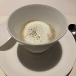 ラ メゾン ヒトトキ - マッシュルームのポタージュ カプチーノ仕立て、黒胡椒 