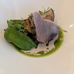 Refugeforestiere 五島 - お魚料理
      戻りガツオの網焼き
      鰹の首のところを使った
      ツナソースとバシルソース
      甘長ししとうとお茄子