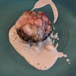 Refugeforestiere 五島 - お肉料理   カイエット
      豚のスネ肉の煮込みを焼きナスと
      大分の原木椎茸と
      合わせて網脂で包んだもの
      添え物は白インゲン豆
      ソースはマッシュルームと椎茸