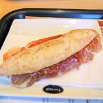 トラットリア ガバチョ - 『ハモンイベリコがサンドされたパン』　※2008年9月、スペイン・バルセロナでの記憶の中の一コマ