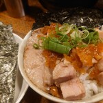 麺屋 藤しろ - チャーシュー丼(300円)、極上海苔(150円)。