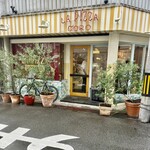 ラ・ピッツァ ドォーロ - 気軽に入れる外観。辛抱強く待ちましょう。