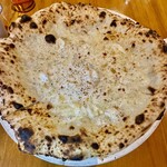 ラ・ピッツァ ドォーロ - 熱々の、4種のチーズピッツァ。一切れ目から極上です。