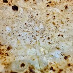 ラ・ピッツァ ドォーロ - ピッツァのUP。チーズにもしっかりとオコゲが付いてます