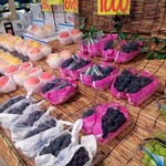 漁港食堂 - 隣で売られてる巨峰