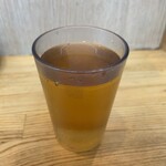 札幌味噌ラーメン 米澤商店 - 麦茶が嬉しい