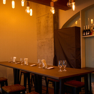 温かみ溢れるおしゃれな空間で、ゆったりワインを堪能