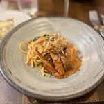 ALVITA - 本日のパスタ: 渡り蟹とズッキーニのトマトクリームパスタ