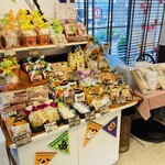 パティスリー華 - 左奥ギフトなど