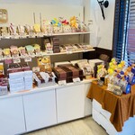 パティスリー華 - 右奥単品焼き菓子など