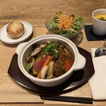 鈴懸 本店 - 野菜多めのハンバーグ。これもオススメっ！