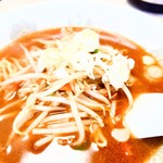 つばき - 鍋で野菜と一緒に煽って作るスタイルの"味噌スープ"。