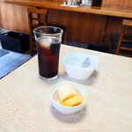 つばき - 食後のサービスは昭和スタイル。