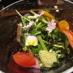 神保町 傳 - サラダ！女性のものは花がもっと多かった（笑）