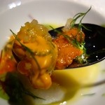 エクアトゥール - ［３回目］白烏賊とフランス産ムール、自家製イクラと雲丹のナージュ、セロリのブラマンジェとそのソース・アップ