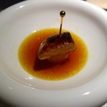 エクアトゥール - ［３回目］フォアグラの炭火焼とトロけるカブ、炭火の香りを移したコンソメ
