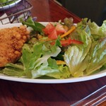 ラグ カフェ - 唐揚げとサラダ
