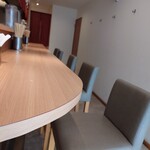 中華そば やなぎや - カウンター割烹風清潔な店内