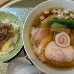 中華そば 深緑 - 中華そば 深緑 　「羅臼昆布と鮭節の中華そば(もろみポーク 3枚)」2000円、「もろみポーク炙り焼き丼」500円