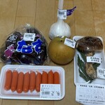 川村精肉店 - 料理写真:なす 200円　にんにく 250円　なし 200円　赤ウィンナー195円　マツタケ 650円