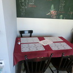 Piza Dokoro No Ra - ２階席手前のテーブル（４人席）