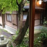 山荘無量塔 - 中庭