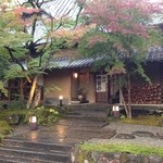 山荘無量塔 - 小雨に濡れる「山荘無量塔」