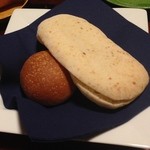 山荘無量塔 - パヌッツオ(イタリアの平たいパン)ともう一つのパン