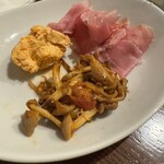 オステリア ダ アダ - 桜エビクリームチーズ、生ハム、木の子