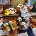 門戸桟敷 Pan Ryo - 可愛らしいパンが所狭しと並べられています