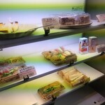 門戸桟敷 Pan Ryo - サンドイッチや 100円台の小さな紙パックのコーヒーも置いてあります