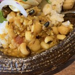 LAMP - 申し訳なさげに添えられた豆カレーのポクポク感よ。
      今回は混ぜ込まずに白メシでそのまま喰らってみたらやっぱりサイコーでした。