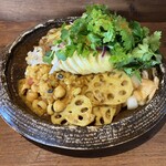 LAMP - 尻ケツ側から激写！
      マスタードの効いたレンコンや軽やかな酸味の玉ねぎのアチャールもバランスが完璧です。