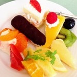 テラスレストラン　ピアレ - デザート☆
            種類は少ないけど、本格的なデザートとフルーツ。
            お腹いっぱいでも食べれちゃうヾ(*´∀｀*)ﾉ