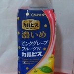 ファミリーマート - 料理写真:「濃いめピンクグレープフルーツ＆カルピス」（\163）