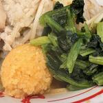 蒙古タンメン中本 - クラッシュニンニクとほうれん草は、濃いめの味噌スープに相性抜群！