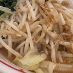 蒙古タンメン中本 - 炒められたモヤシとキャベツ