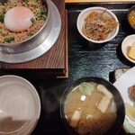 釜めし えび三 - 鶏そぼろ釜めし（温玉のせ）に、鶏の唐揚げをつけてみた。この鶏から、外側カリッとしていて中はジューシーで美味しかった！付け合わせも色々あって満足でした♪