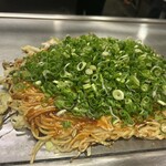 八昌 西新店 - そば肉玉たっぷり青ネギかけ