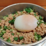釜めし えび三 - 鶏そぼろ釜めし（温玉のせ）近影。ご飯少なめ、があるのを頼んだあとから知って後悔。でもフルサイズをぺろっと食べてしまった笑。炊き上がりは柔らかめ？ま、好みなんだけどね笑