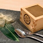 MATCHA CAFE HACHI - ほうじ茶ティラミスとキナコわらび餅。