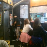 飲んだ後に訪れる客が多い店内です。