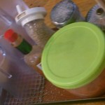 卓上に置かれた胡麻などです。