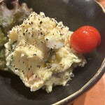 とり皮屋　勝軍 - ポテサラ…美味い！