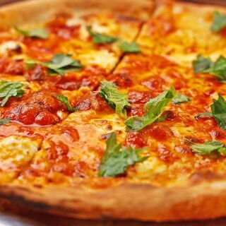 自家製の生地と拘りトマトソースで仕上げた名物ナポリピザ
