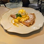 Crêperie Onze. - パイナップルと自家製ヨーグルトアイスのクレープ