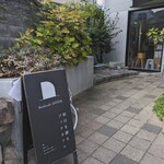 book cafe DOOR - 外観。ひっそりあります